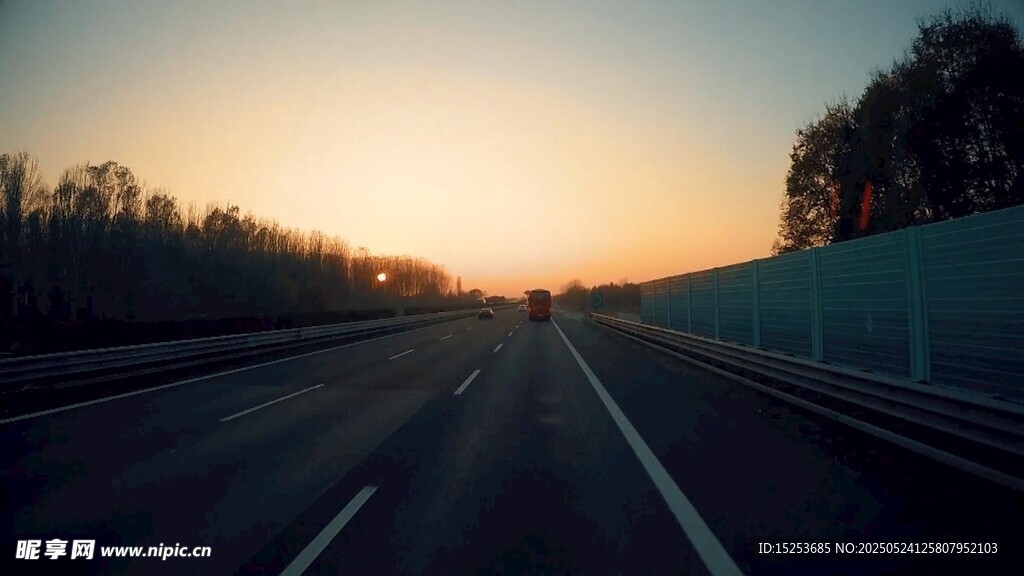公路上的绝美日落景象