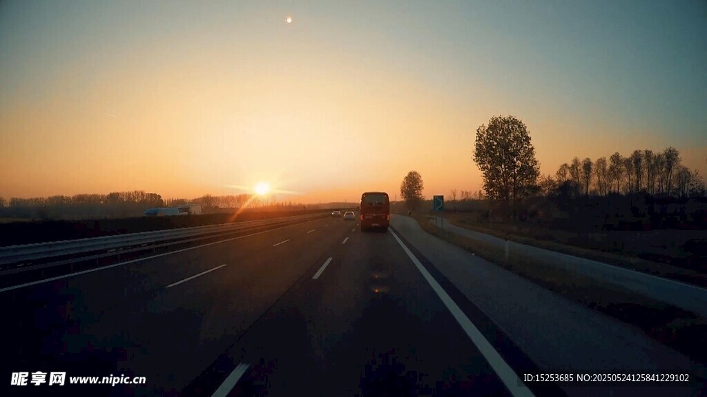 夕阳下的公路行驶景象