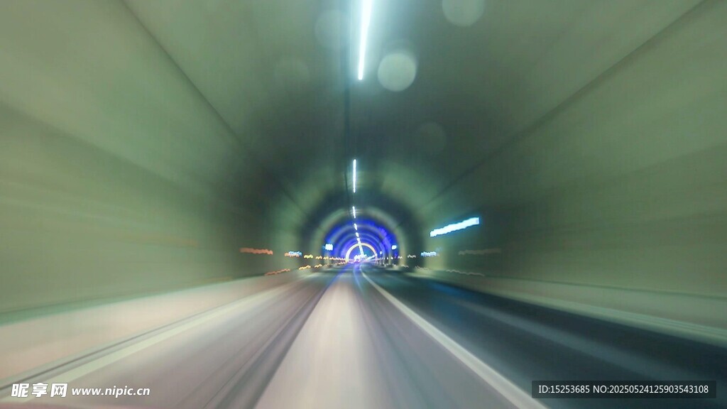隧道内高速行驶的视觉效果
