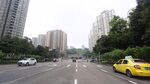 城市道路上的车辆与建筑