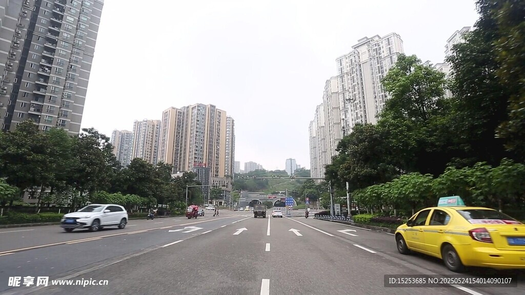 城市道路上的车辆与建筑