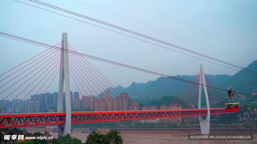 壮丽斜拉桥横跨山水间