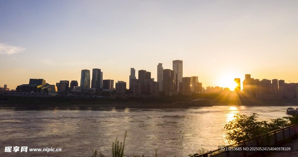 夕阳下的城市江畔美景