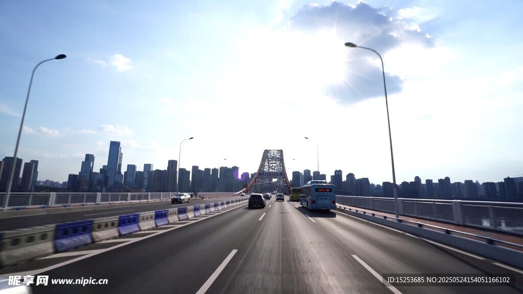 城市高架路上的行驶景象