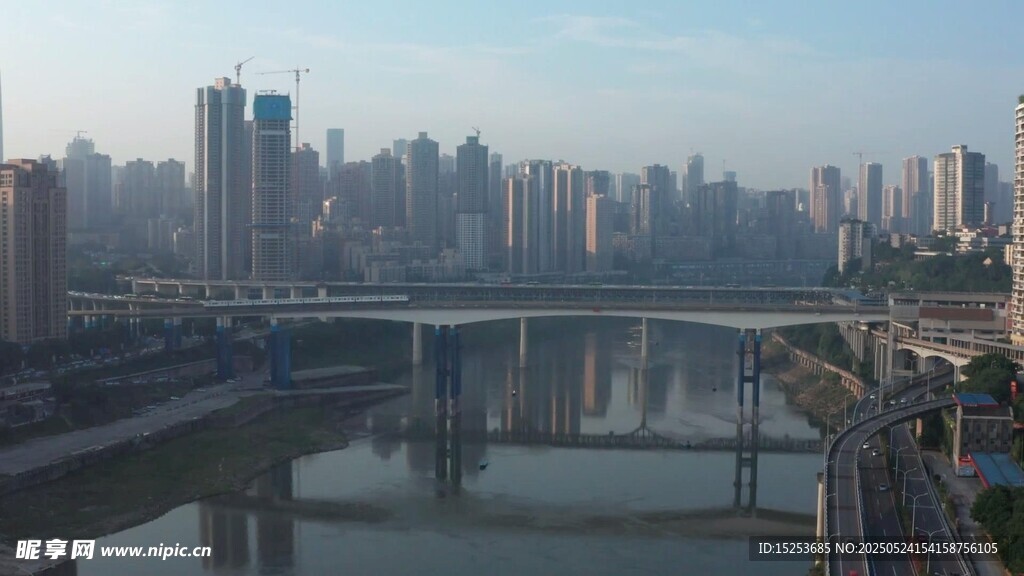 城市河畔桥梁与高楼景观