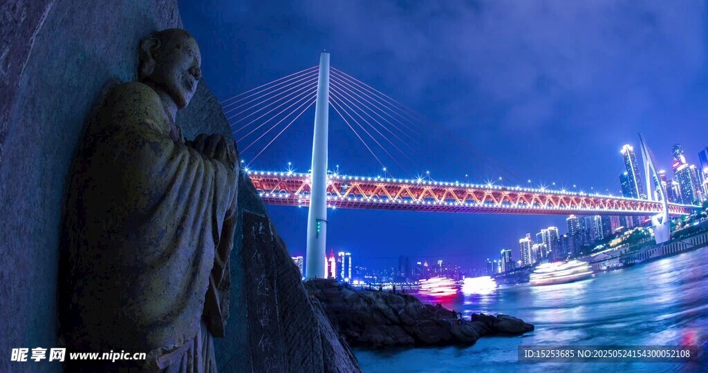 夜晚江畔雕像与桥梁美景