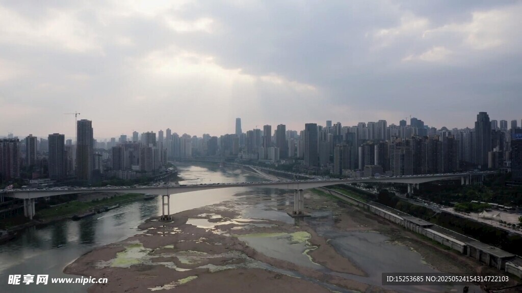 城市河畔风光