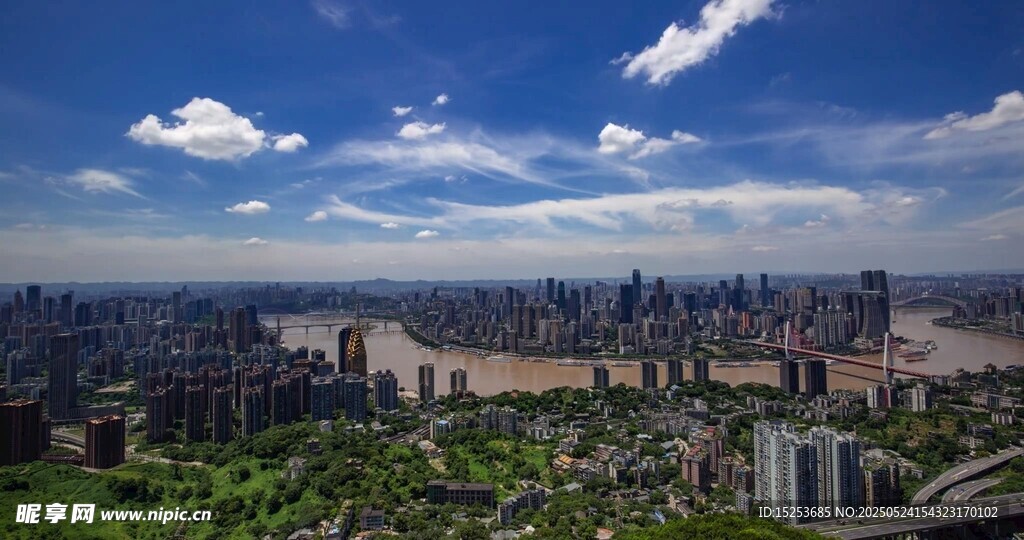 城市天际线与河流景观