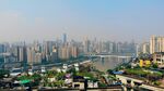 城市天际线与河流景观