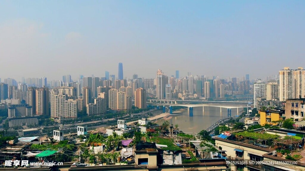 城市天际线与河流景观