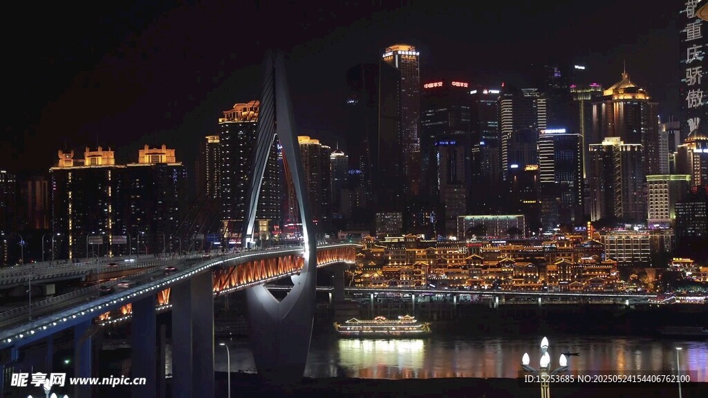 璀璨夜景下的城市桥梁