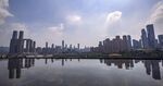 城市湖畔风光倒影如画