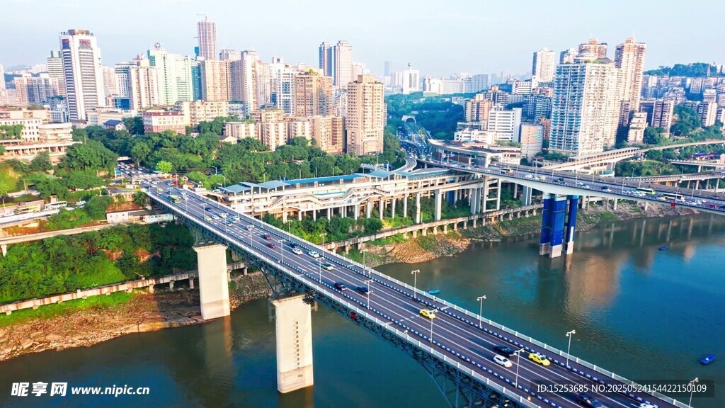 城市桥梁与繁华都市景观