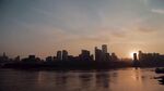 夕阳下的城市河畔风光