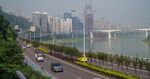 城市公路旁的江景风光