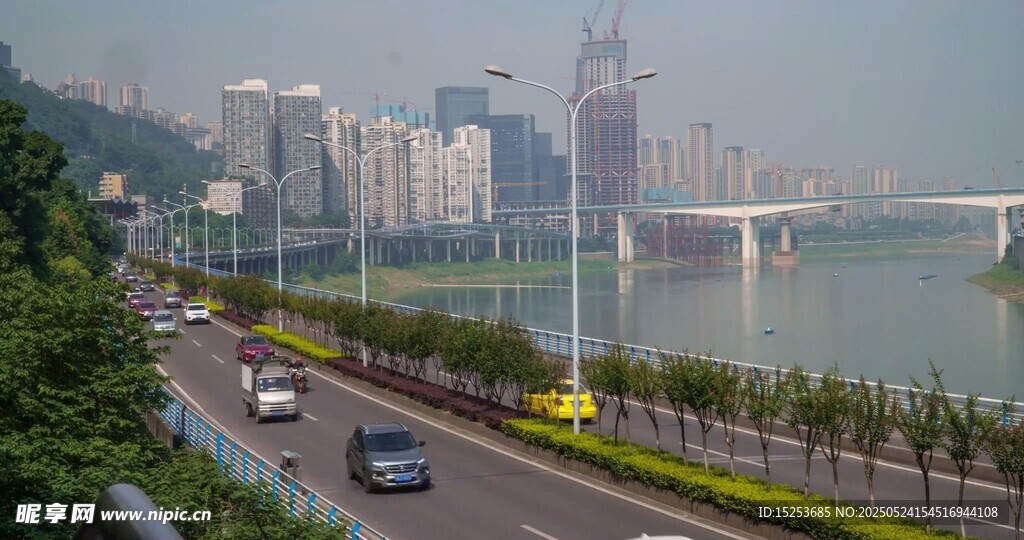 城市公路旁的江景风光