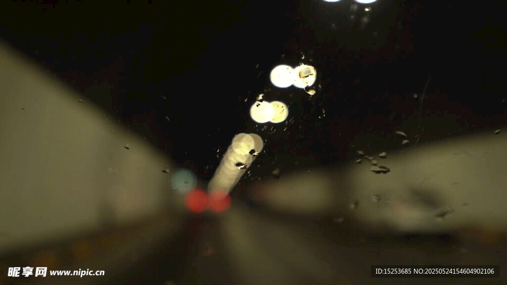 雨夜隧道内的车灯景象
