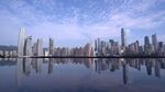 城市天际线与水面倒影美景