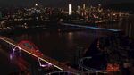城市夜景中的璀璨桥梁