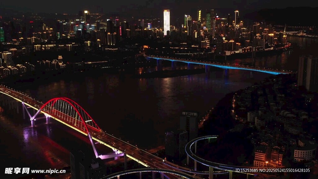 城市夜景中的璀璨桥梁