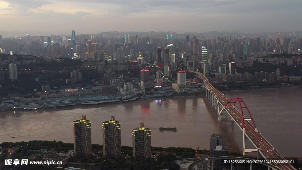 城市江景中的桥梁与建筑