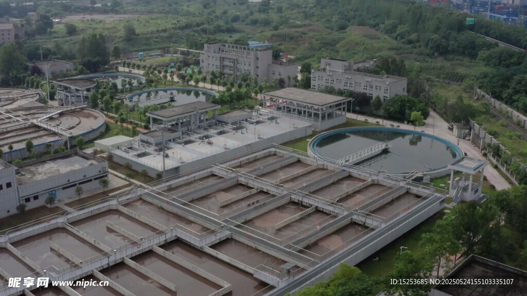 俯瞰城市中的大型建筑群