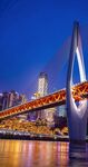 重庆夜景中的跨江大桥