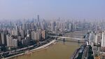 城市天际线与河流景观