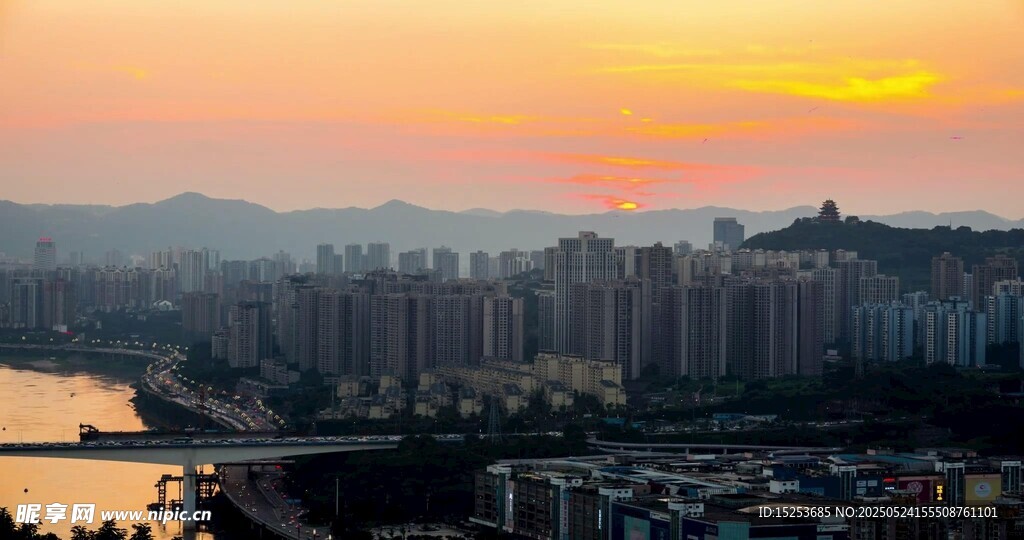 城市黄昏河畔美丽景致