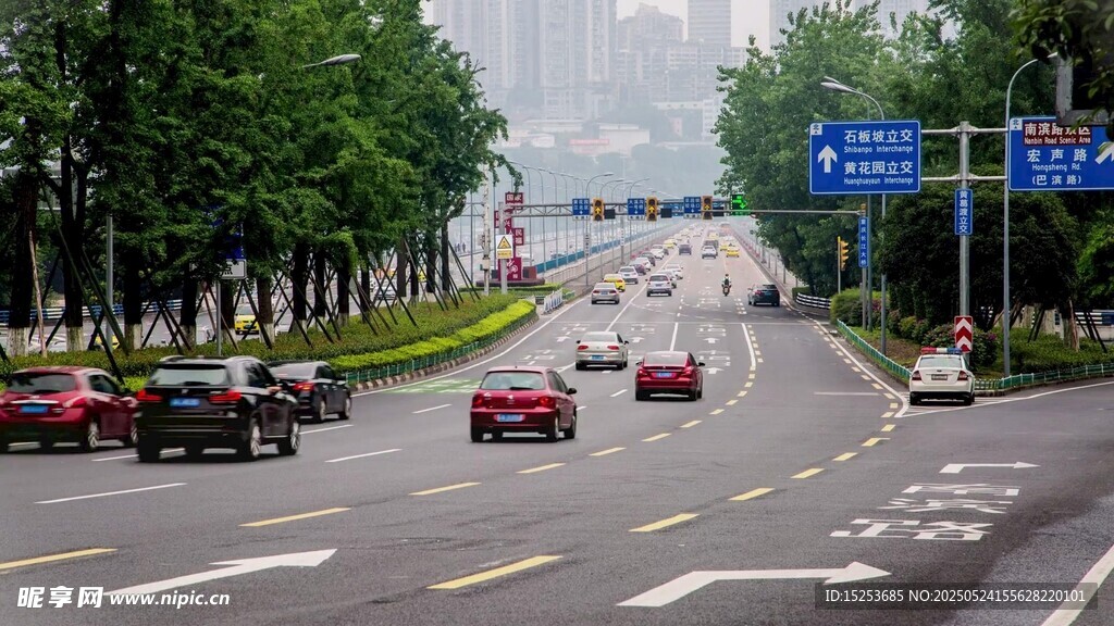 城市道路上行驶的多辆汽车
