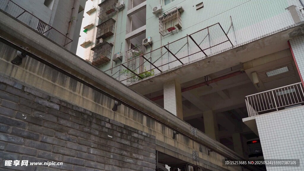 老旧建筑间的狭窄通道