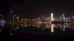 城市璀璨夜景倒映水面