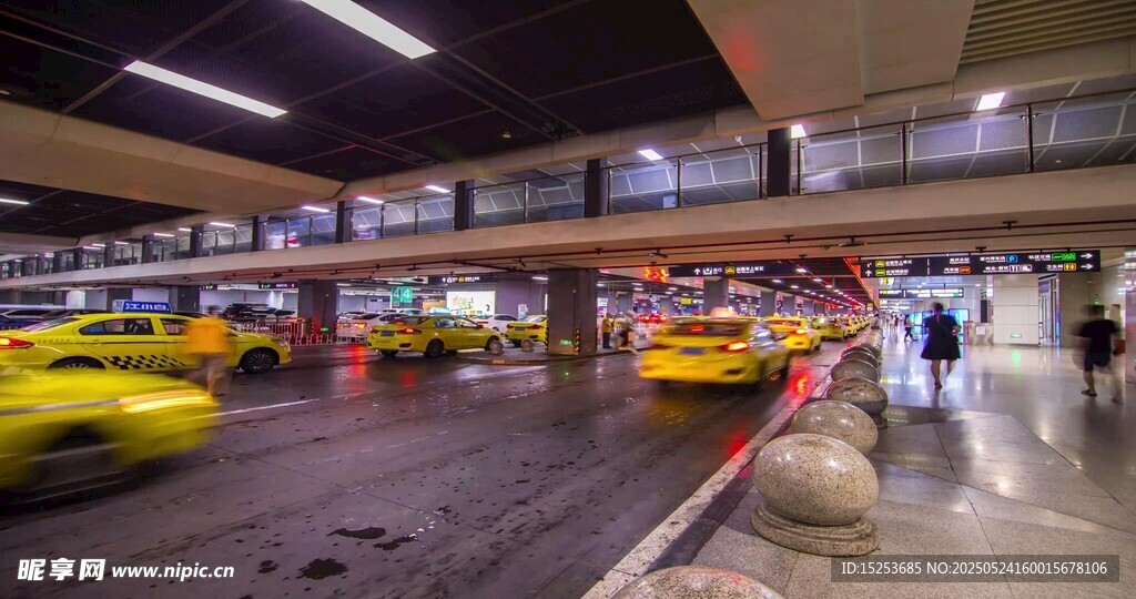 地下停车场内的黄色出租车