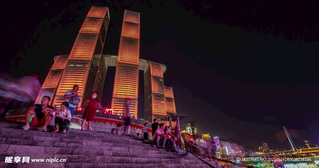 夜晚壮观的双塔建筑景观