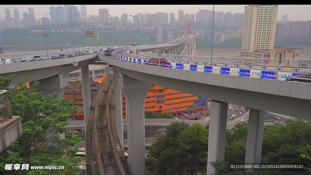 城市高架桥交通景象