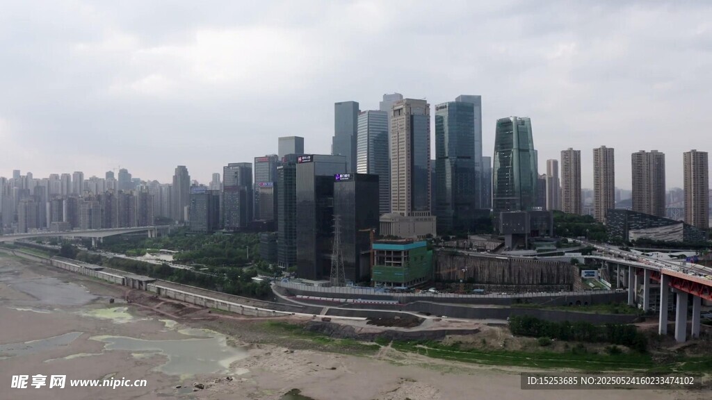 城市河畔高楼景观