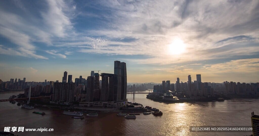 城市江畔日落壮丽景观