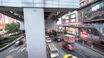 城市高架桥下车流景象