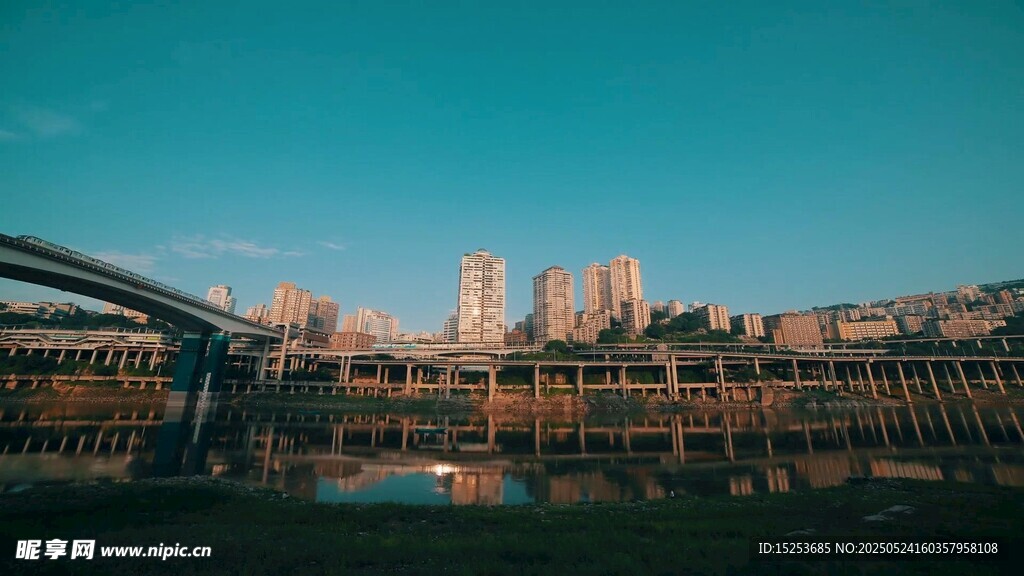 城市桥梁与天际线景观