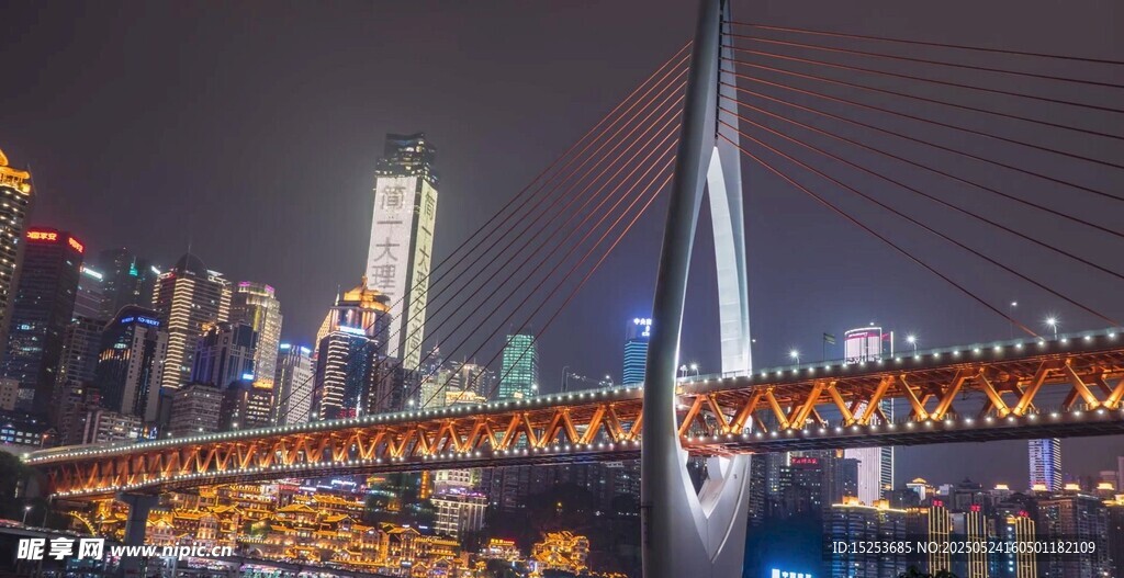 重庆夜景中的璀璨桥梁