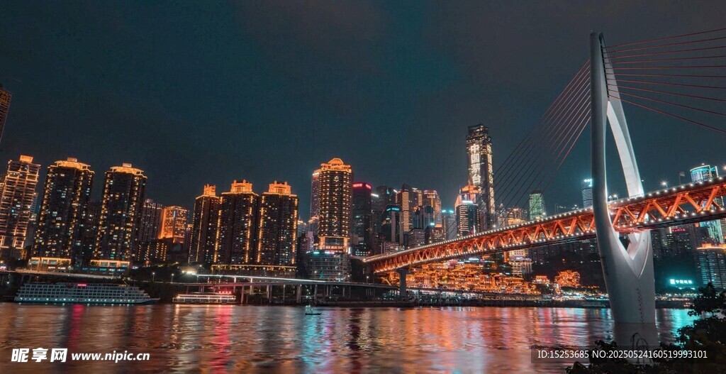 重庆夜景中的璀璨跨江大桥