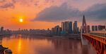 夕阳下的城市江畔美景