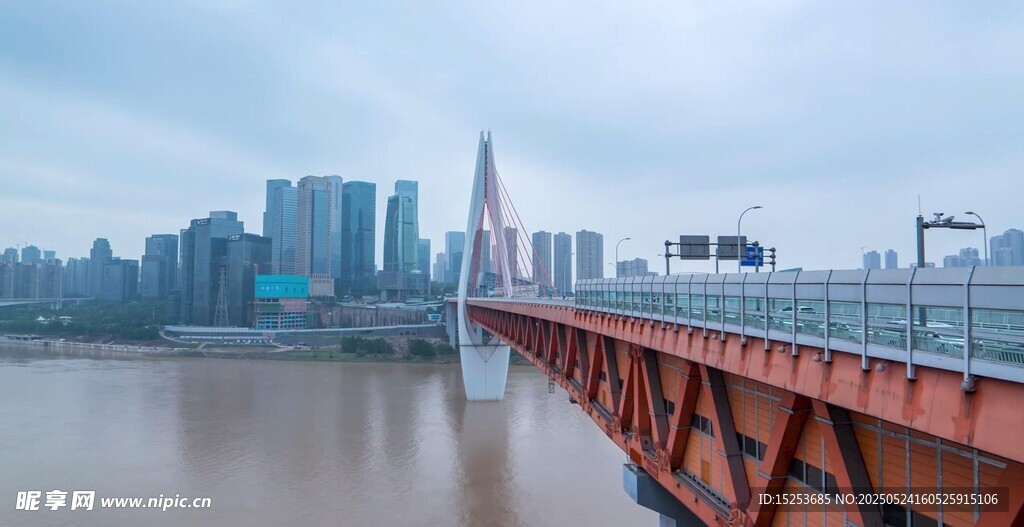 城市跨江大桥与天际线