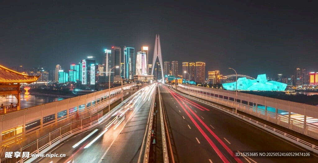 城市夜景中的车流与灯火