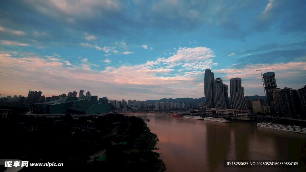 城市河畔黄昏美丽景致