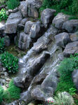山间嶙峋岩石与绿植相伴