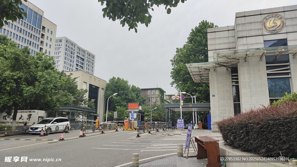 城市街道入口景象