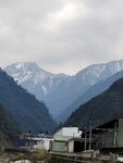 山间村落与远处雪山景观