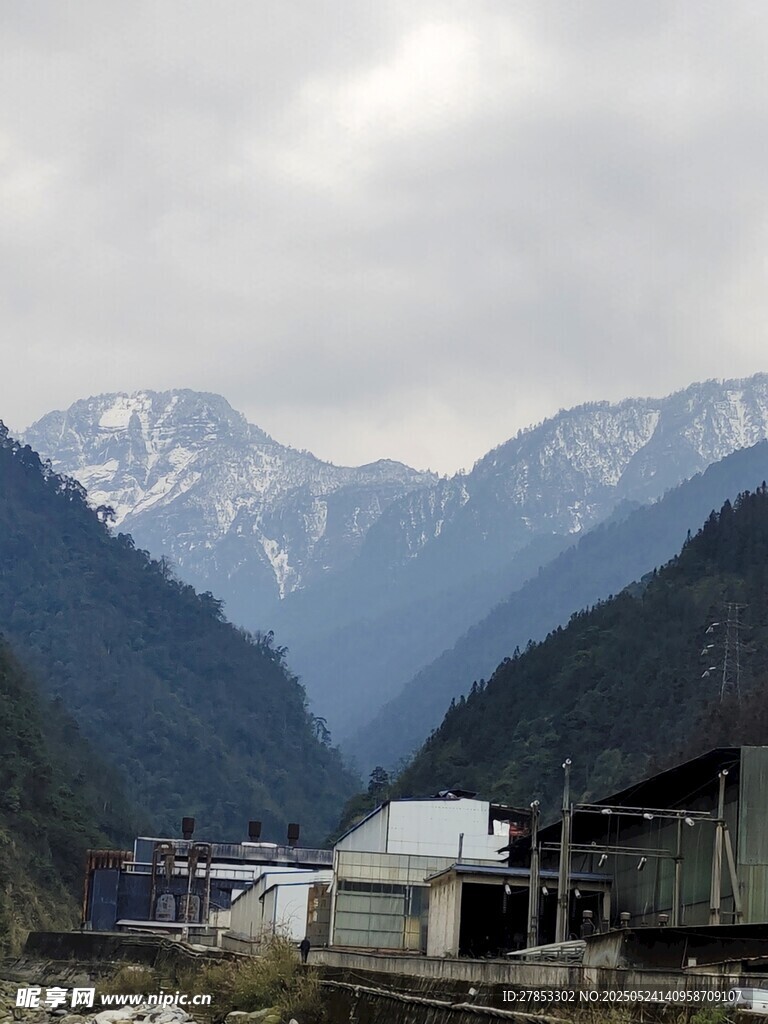 山间村落与远处雪山景观
