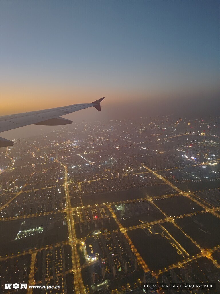 高空俯瞰城市璀璨夜景